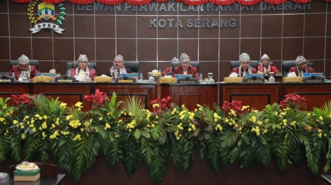 Wakil Gubernur Banten, Achmad Dimyati Natakusumah, (ketiga dari kiri) saat rapat paripurna hari jadi Kota Serang ke 18 di Aula DPRD Kota Serang, Banten, Minggu (10/8/2025). (ANTARA/Desi Purnama Sari)