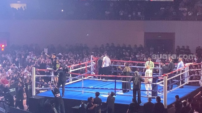 Suasana laga tinju ulang El Rumi dan Jefri Nichol di acara Superstar Knockout di Jakarta International Convention Center, Senayan, Minggu dini hari, 10 Agustus 2025. [Suara.com/Adiyoga Priyambodo]