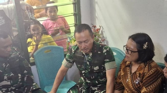 Anak Tewas Disiksa Senior, Ibu Prada Lucky Sujud ke Pangdam Udayana: Tolong Jangan Ada Fitnah Lagi!