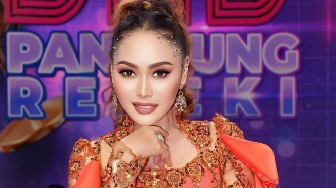 Aksi sosial Inul Daratista di jalanan bikin Adam Suseno berkaca-kaca (Instagram)
