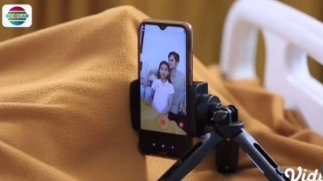 Adegan ibu siuman dari koma usai diajak main TikTok.