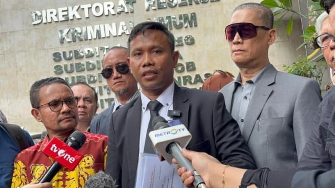 Kuasa hukum Roy Suryo Cs, Ahmad Khozinudin saat ditemui wartawan di Polda Metro Jaya. (Suara.com/M Yasir)