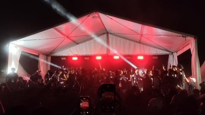 Penampilan The Dare di Cherrypop 2025 yang ajak para perempuan naik ke atas panggung. (Suara.com/Arif Budi)