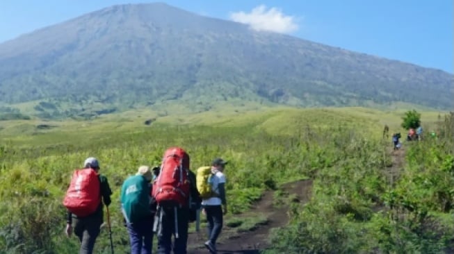 Pendakian Rinjani Dibuka Lagi, Ini Syarat Terbarunya