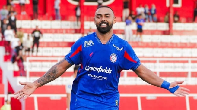 Singgasana Sementara! Arema FC Geser Persija Usai Libas PSBS Biak