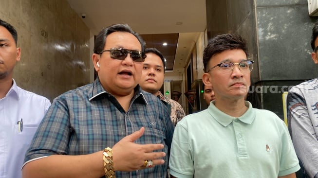 Ruben Onsu dan Minola Sebayang usai menjalani pemeriksaan terkait laporan dugaan fitnah ayah kandung Thalia di Polda Metro Jaya pada Senin, 11 Agustus 2025. [Tiara Rosana/Suara.com]