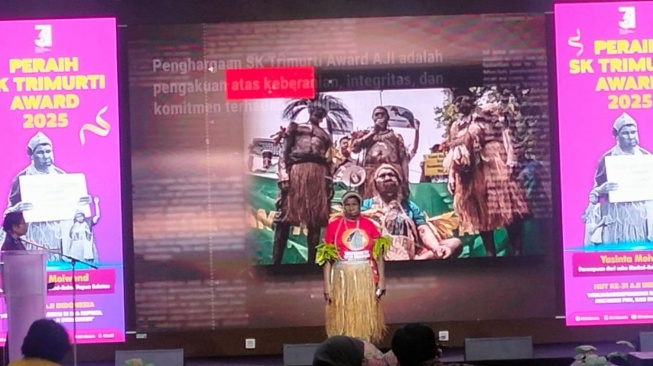 Perempuan dari suku Marind Anim, Papua Selatan,Yasinta Moiwend menerima SK Trimurti Award 2025. [Dok. AJI]