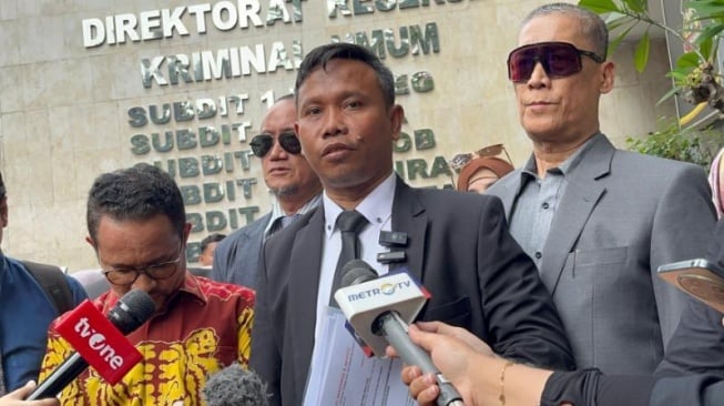 Kuasa hukum Roy Suryo Cs, Ahmad Khozinudin saat ditemui wartawan di Polda Metro Jaya. (Suara.com/M Yasir)
