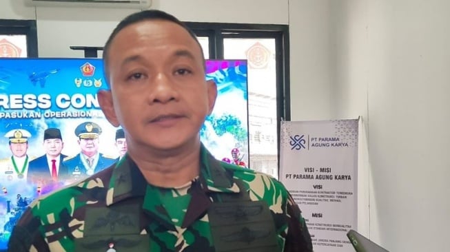 Kepala Dinas Penerangan Angkatan Darat (Kadispenad) Brigjen TNI Wahyu Yudhayana memberikan keterangan di Pusdiklatpassus Batujajar, Bandung Barat, Jumat (8/8/2025). (ANTARA/Ricky Prayoga)