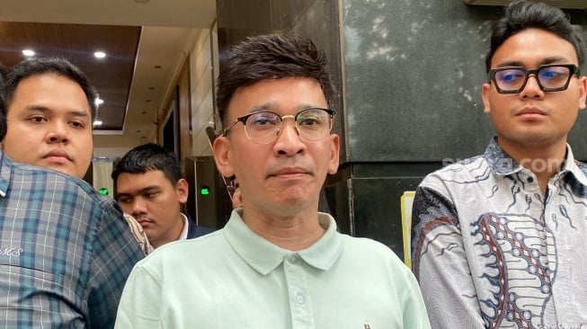 Ruben Onsu dan Minola Sebayang usai menjalani pemeriksaan terkait laporan dugaan fitnah ayah kandung Thalia di Polda Metro Jaya pada Senin, 11 Agustus 2025. [Tiara Rosana/Suara.com]