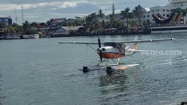 Pemprov Sulsel melakukan uji coba pendaratan seaplane di Center Point of Infonesia (CPI), Senin 11 Agustus 2025 [SuaraSulsel.id/Lorensia Clara]