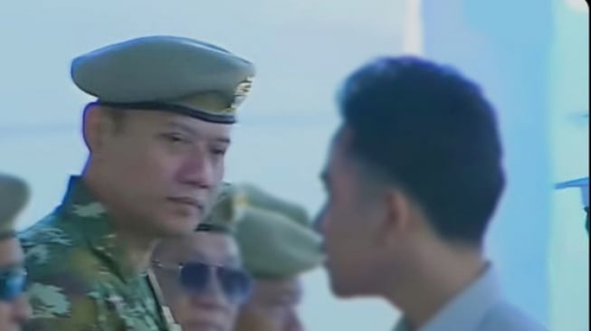 Viral Kepergok Tak Disalami hingga Dibalas Tatapan Sinis: Gibran-AHY Perang Dingin?
