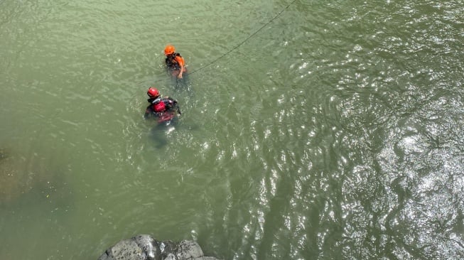 Pencarian pemuda asal Kota Makassar, dilaporkan tenggelam saat bermain air di Sungai Mangngampa, Desa Bonto Samba, Kecamatan Tompobulu, Kabupaten Maros, Senin (11/8/2025) [Suara.com/Basarnas Sulsel]