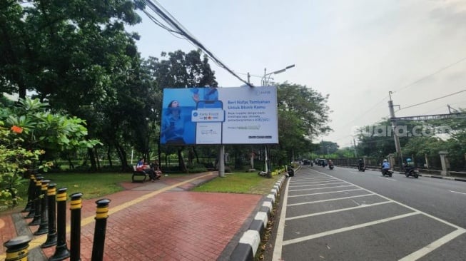 Pak Ogah di dekat Gedung DPR RI mengaku belum kapok membuat jalur 'tol trotoar' untuk pemotor saat lalu lintas padat. (Suara.com/Fakhri)