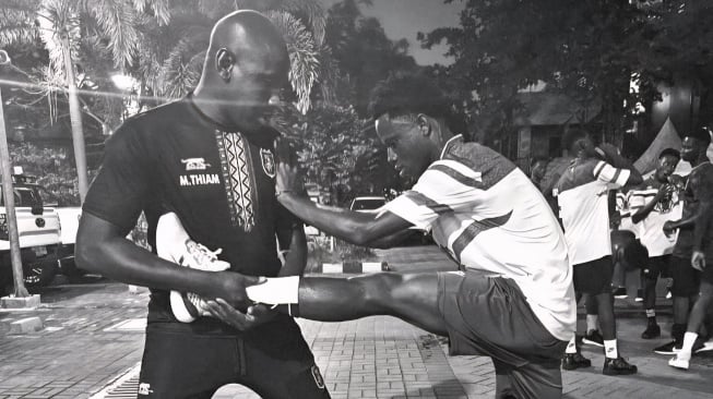 Tiba di Medan, Viral Pemain Mali Latihan di Parkiran Jelang Kick Off Piala Kemerdekaan 2025 [@BERTHEDjack17]
