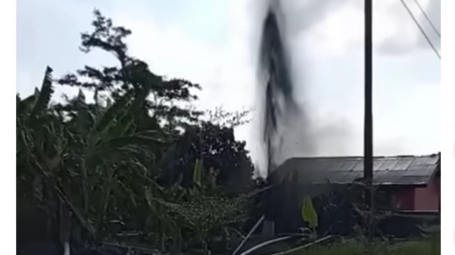 Semburan Lumpur 25 Meter di Dipasena Tulang Bawang Bikin Heboh