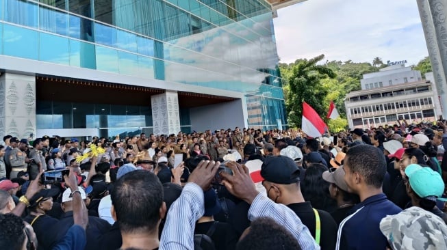 Aksi demonstrasi massa di Gubernur Papua menuntut netralitas ASN-Polri terkait PSU di Papua. (ist)