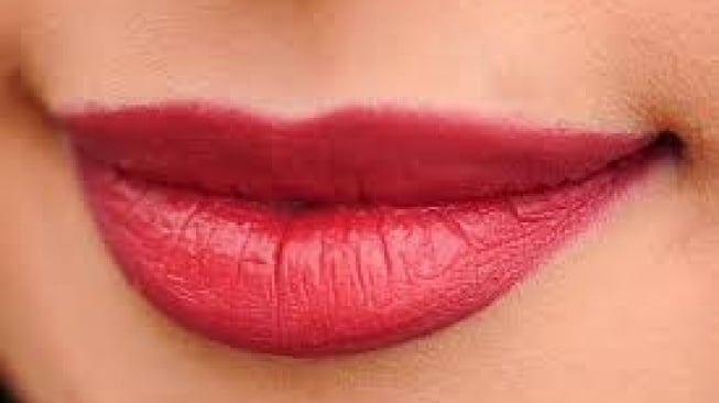 4 Cara Pilih Warna Lipstik Sesuai Warna Kulit, Dijamin Makin Cantik!