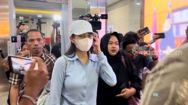 Nurul Azizah Rosiade alias Azizah Salsha istri pesepakbola Pratama Arhan tiba di Bareskrim Polri untuk melaporkan Dimas Firdaus alias Resbobb terkait kasus dugaan fitnah, pada Selasa (12/8/2025). (Suara.com/M Yasir)