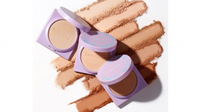 4. Luxcrime blur and cover two way cake: silk glow (sociolla.com)
