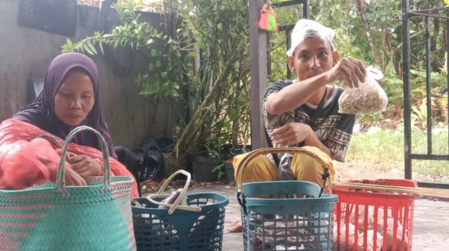 Kisah Pemuda 21 Tahun yang Tak Gengsi Berjualan Sayur Demi Keluarga