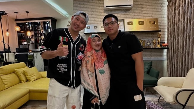 Potret YouTuber Muhammad Jannah alias Bigmo bersama sang ibu dan Denny Sumargo (Instagram/bigmoskyy)
