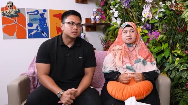 Bigmo dan sang ibu jadi bintang tamu di YouTube Denny Sumargo (YouTube/CURHAT BANG Denny Sumargo)