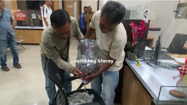 Viral! Protes Pajak Naik 400 Persen, Warga Jombang Bayar Pakai Koin Satu Galon, Apa Kata Bupati?
