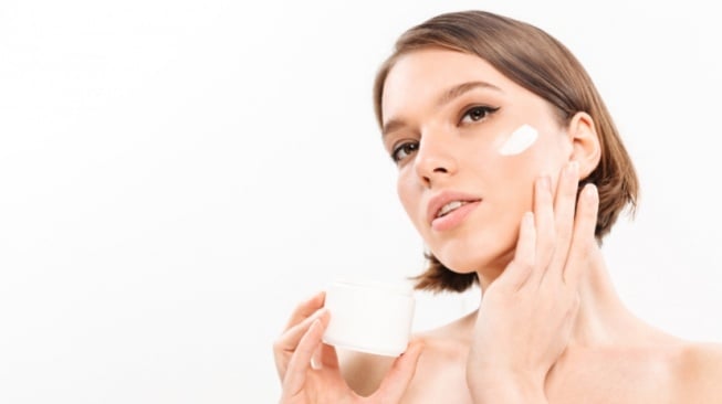 5 Rekomendasi Moisturizer untuk Mengencangkan Wajah Mulai Rp30 Ribuan, Bye Kerutan!