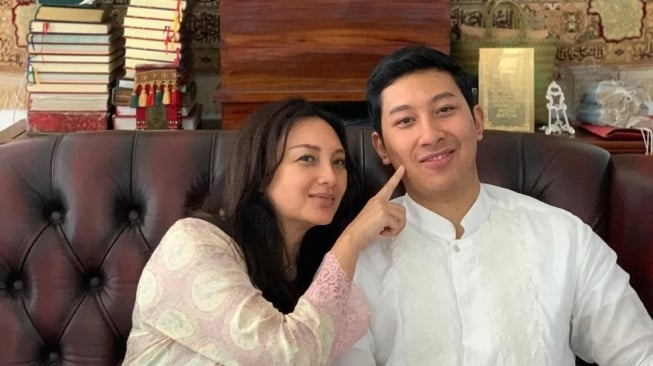 Darma Mangkuluhur dan sang ibu, Tata Cahyani (Instagram/@tatacahyani)