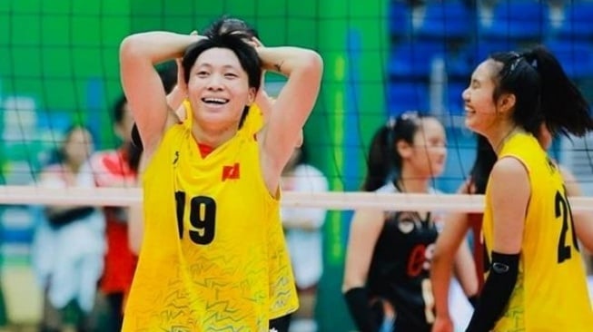 Dua pemain tim nasional voli putri U-21 Vietnam, Dang Thi Hong dan Phuong Quynh, tengah menjadi sorotan setelah diduga bukan berjenis kelamin perempuan. [Tangkap layar X]