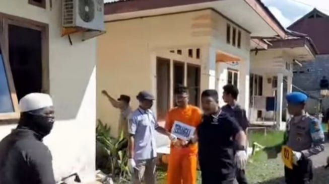 Aditya Hanafi, tersangka kasus pembunuhan terhadap Tiwi pegawai BPS Halmahera Timur saat menjalani rekonstruksi kasus tersebut. (ANTARA)