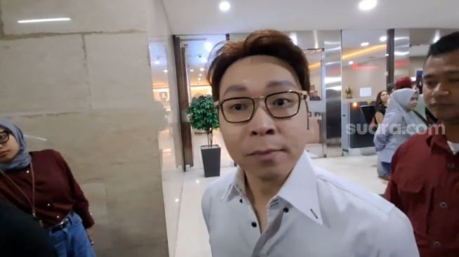 Dokter Richard Lee usai gelar perkara dengan Dokter Detektif atau Doktif di Bareskrim Polri, Selasa, 12 Agustus 2025. [Suara.com/Adiyoga Priyambodo]