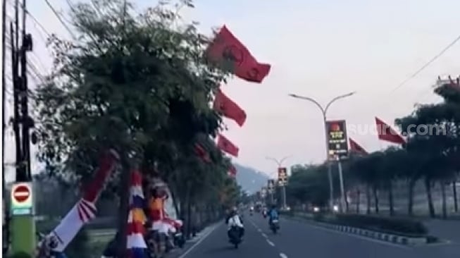 Bendera Partai di Trenggalek Berkibar Lebih Tinggi dari Merah Putih Jelang Hari Kemerdekaan