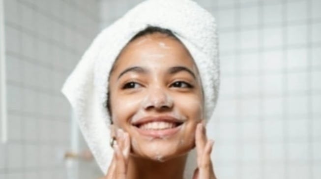 4 Gentle Brightening Cleanser Ampuh Bikin Wajah Auto Cerah Tanpa Tertarik!