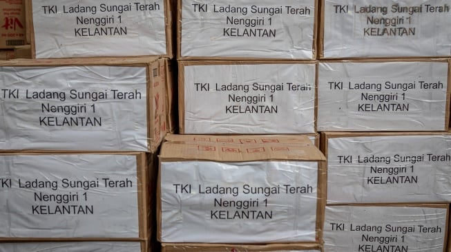 Tumpukan air mineral sumbangan dari Tenaga Kerja Indonesia di Kelantan, Malaysia yang didonasikan ke posko penggalangan donasi logistik unjuk rasa di depan Kantor Bupati Pati, Kabupaten Pati, Jawa Tengah, Selasa (12/8/2025). [ANTARA FOTO/Aji Styawan/rwa]