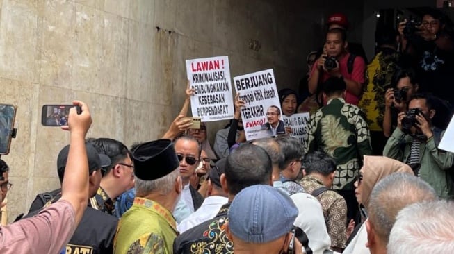 Puluhan emak-emak mendatangi Polda Metro Jaya untuk memberi dukungan kepada eks Ketua KPK Abraham Samad yang diperiksa terkait kasus dugaan fitnah ijazah palsu Presiden ke-7 RI Joko Widodo atau Jokowi pada Rabu (13/8/2025). (Suara.com/M. Yasir)