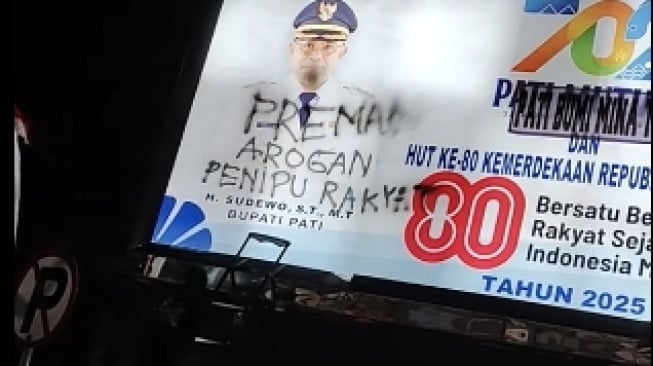Viral aksi vandalisme terhadap gampar Bupati Pati, Sudewo imbas wacana kenaikan PPB sebesar 250 persen. (Tangkapan layar/ist)