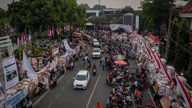Foto udara suasana posko penggalangan donasi logistik unjuk rasa di depan Kantor Bupati Pati, Kabupaten Pati, Jawa Tengah, Selasa (12/8/2025). [ANTARA FOTO/Aji Styawan/rwa]