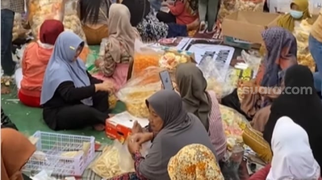 Emak-emak Pati Jadi Garda Depan Logistik Demo, Kekompakan di Balik Aksi Lengserkan Bupati Sudewo