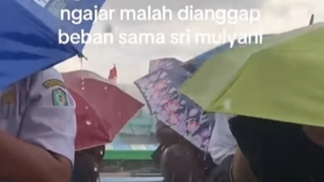 Inikah 'Beban Negara' yang Dimaksud Sri Mulyani? Viral Guru Terjang Hujan Demi Murid