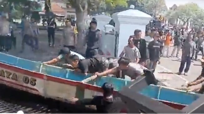 Viral detik-detik massa pendemo tuntut Bupati Pati Sudewo mundur saat menjebol pagar Gedung DPRD pakai perahu. (tangkapan layar/ist)