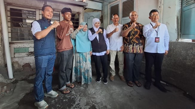 Gubernur Khofifah Anjangsana ke Janda Perintis Kemerdekaan RI di Surabaya dan Berikan Tali Asih