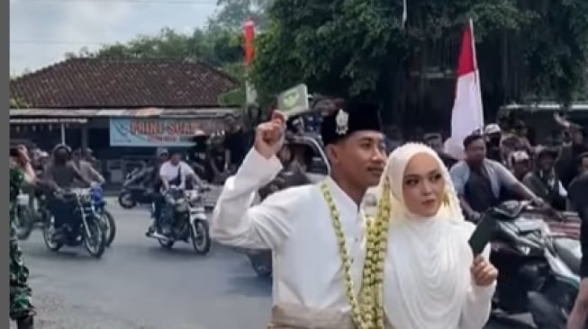 Bukan di Studio, Pengantin Ini Jadikan Lautan Demo Pati Latar Foto Nikah Mereka?
