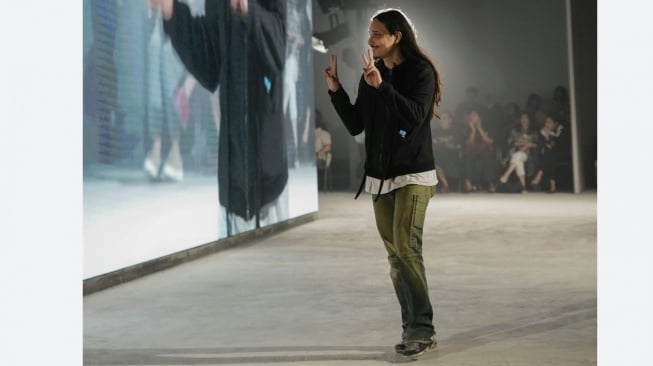 Desainer asal Prancis, Victor Clavelly, secara resmi mempersembahkan koleksi terbarunya yang berjudul “Les Fragments” di ajang JF3 Fashion Festival Jakarta, debut perdana di JF3 Fashion Festival Jakarta 2025 (Dok: JF3)