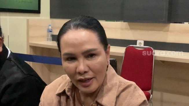 Fitri Salhuteru hadir sebagai saksi yang meringankan Vadel Badjideh di sidang lanjutan kasus asusila di Pengadilan Negeri Jakarta Selatan, Rabu, 13 Agustus 2025 [Suara.com/Adiyoga Priyambodo].