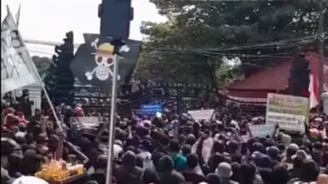 'Bupati Arogan, Turun!' Ribuan Warga Pati Berunjuk Rasa, Bendera One Piece Jadi Simbol Perlawanan