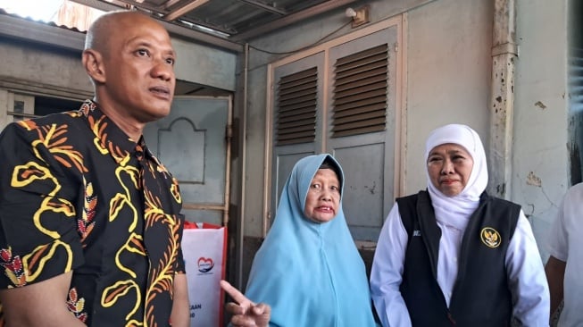 Saat Gubernur Jawa Timur Khofifah Indar Parawansa berbincang santai dengan Soetari, istri dari mendiang perintis kemerdekaan, Rawan (Dok: Pemprov Jatim)
