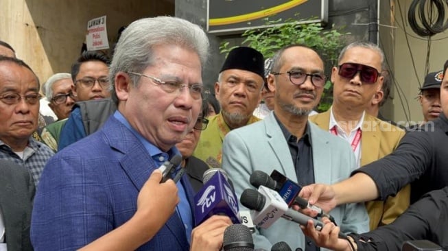 Mantan Ketua Komisi Pemberantasan Korupsi (KPK) Abraham Samad jelang diperiksa di Polda Metro Jaya terkait kasus tudingan ijazah palsu Jokowi. (Suara.com/M Yasir)