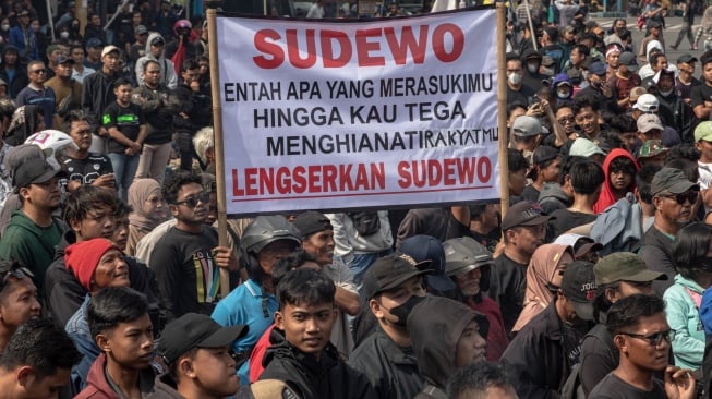 Demo Pati Ricuh! Lemparan Plastik Isi Air Mineral Dibalas Gas Air Mata